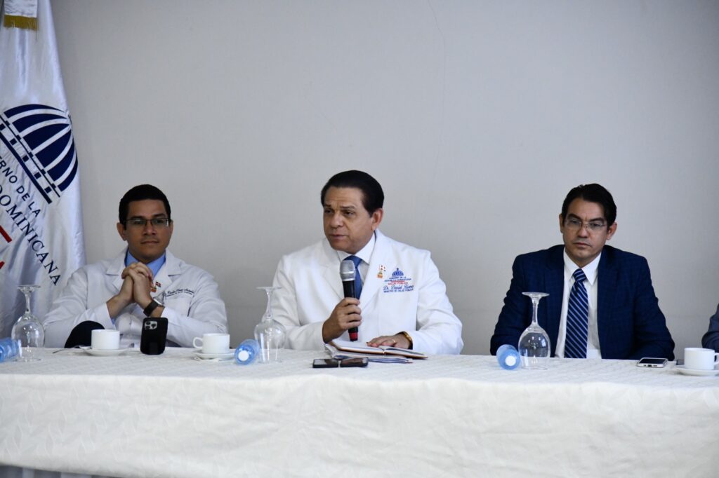 Foto del ministro de Salud Pública Daniel Rivera y funcionarios.