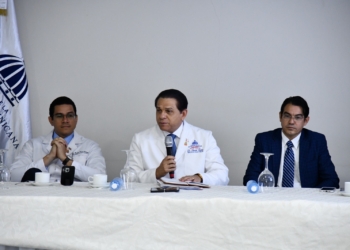 Foto del ministro de Salud Pública Daniel Rivera y funcionarios.