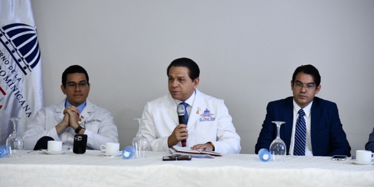 Foto del ministro de Salud Pública Daniel Rivera y funcionarios.