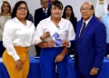 Foto de la viceministra de Servicios Públicos del MAP, licenciada Sheyla Castillo; la afiliada Cristina Matias Rosado y el director ejecutivo del IDOPPRIL, doctor Fausto López Solís.