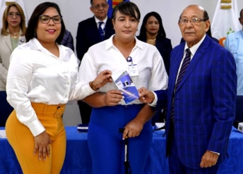 Foto de la viceministra de Servicios Públicos del MAP, licenciada Sheyla Castillo; la afiliada Cristina Matias Rosado y el director ejecutivo del IDOPPRIL, doctor Fausto López Solís.