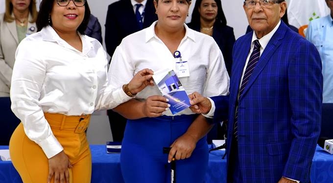 Foto de la viceministra de Servicios Públicos del MAP, licenciada Sheyla Castillo; la afiliada Cristina Matias Rosado y el director ejecutivo del IDOPPRIL, doctor Fausto López Solís.