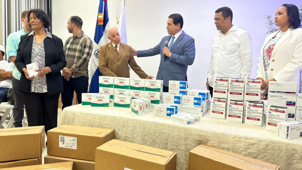 Ministro de Salud Pública entregando medicamentos.