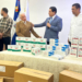 Ministro de Salud Pública entregando medicamentos.