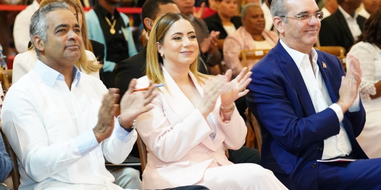 Foto del presidente Luis Abinader junto a Joel Santos y Gloria Reyes.