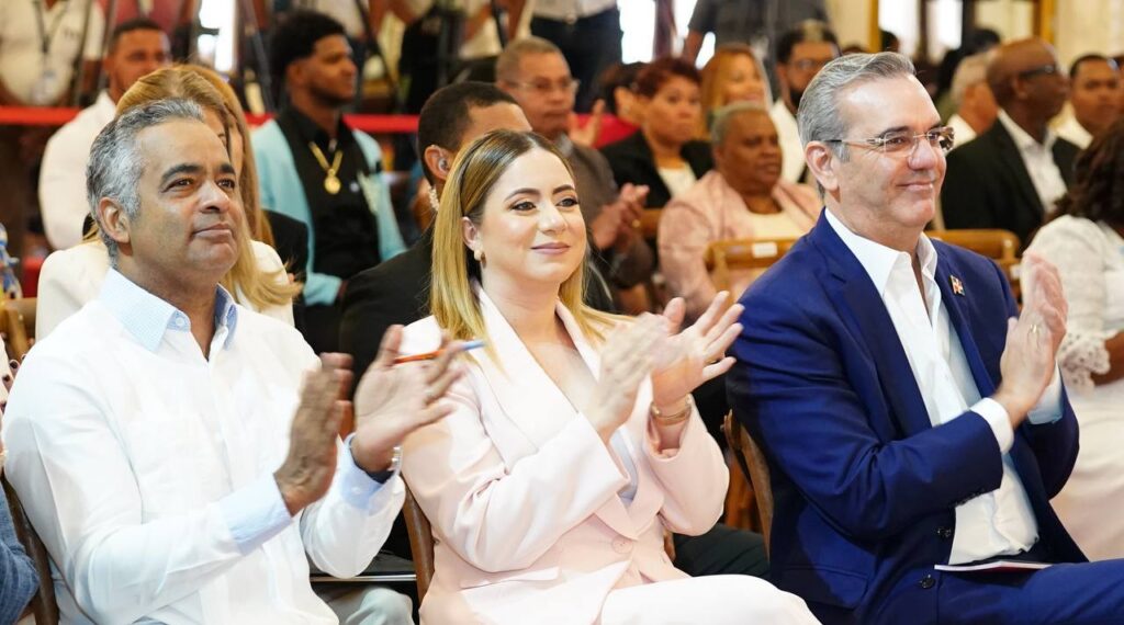 Foto del presidente Luis Abinader junto a Joel Santos y Gloria Reyes.