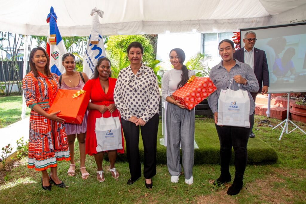 Foto de Basaida Santana y madres jovenes.