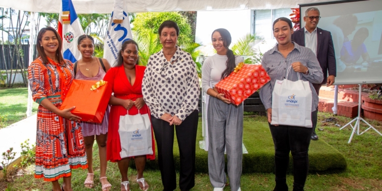 Foto de Basaida Santana y madres jovenes.