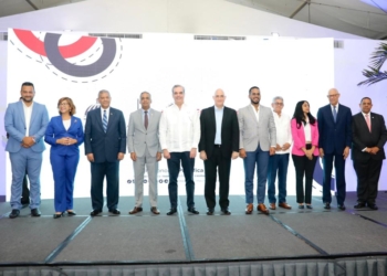 Foto del presidente Luis Abinader junto a funcionarios del Gobierno.