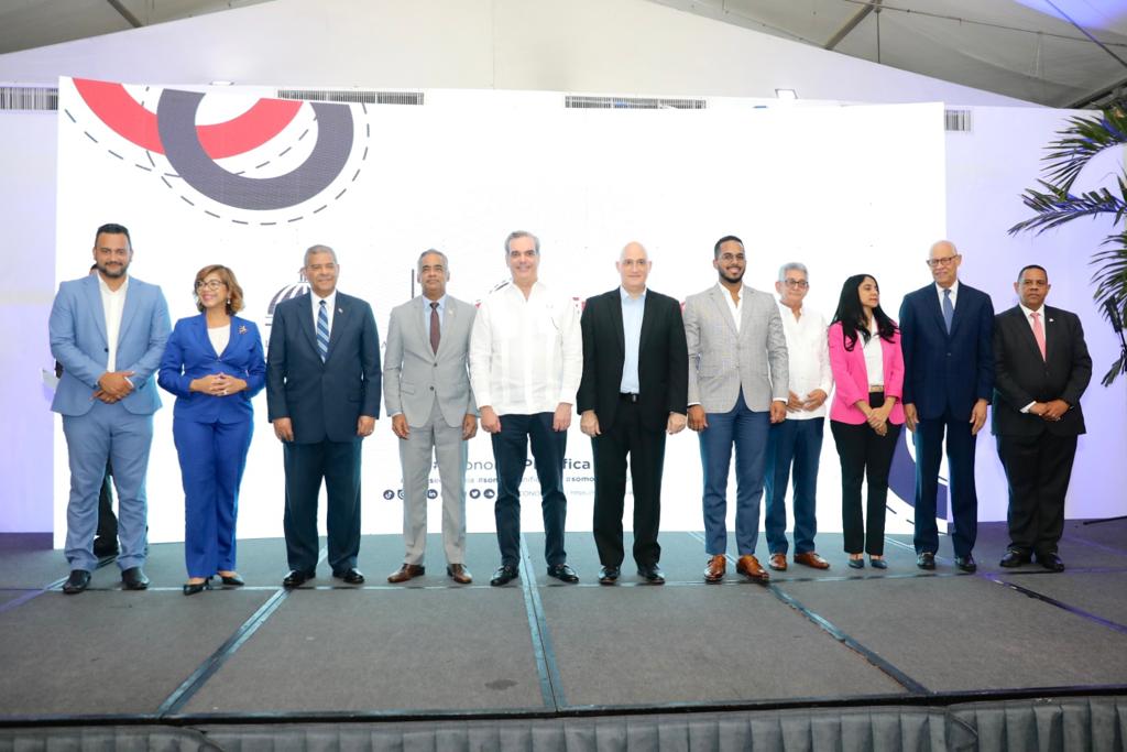 Foto del presidente Luis Abinader junto a funcionarios del Gobierno.