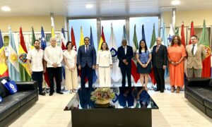 Fotografía con autoridades dominicanas en visita a la OISS