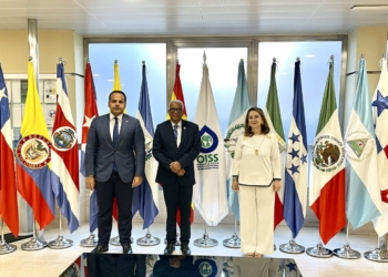 Fotografía con autoridades dominicanas en visita a la OISS