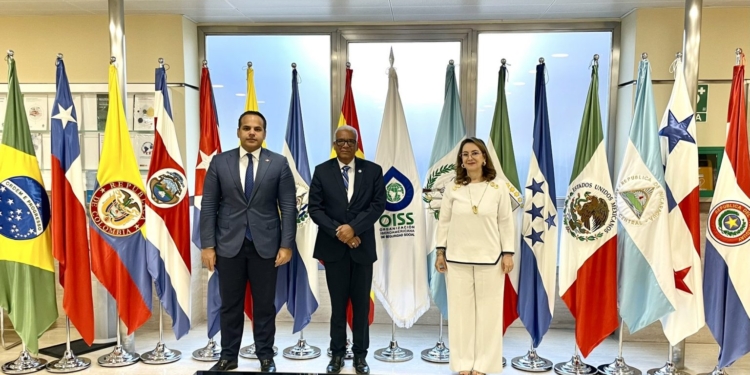 Fotografía con autoridades dominicanas en visita a la OISS