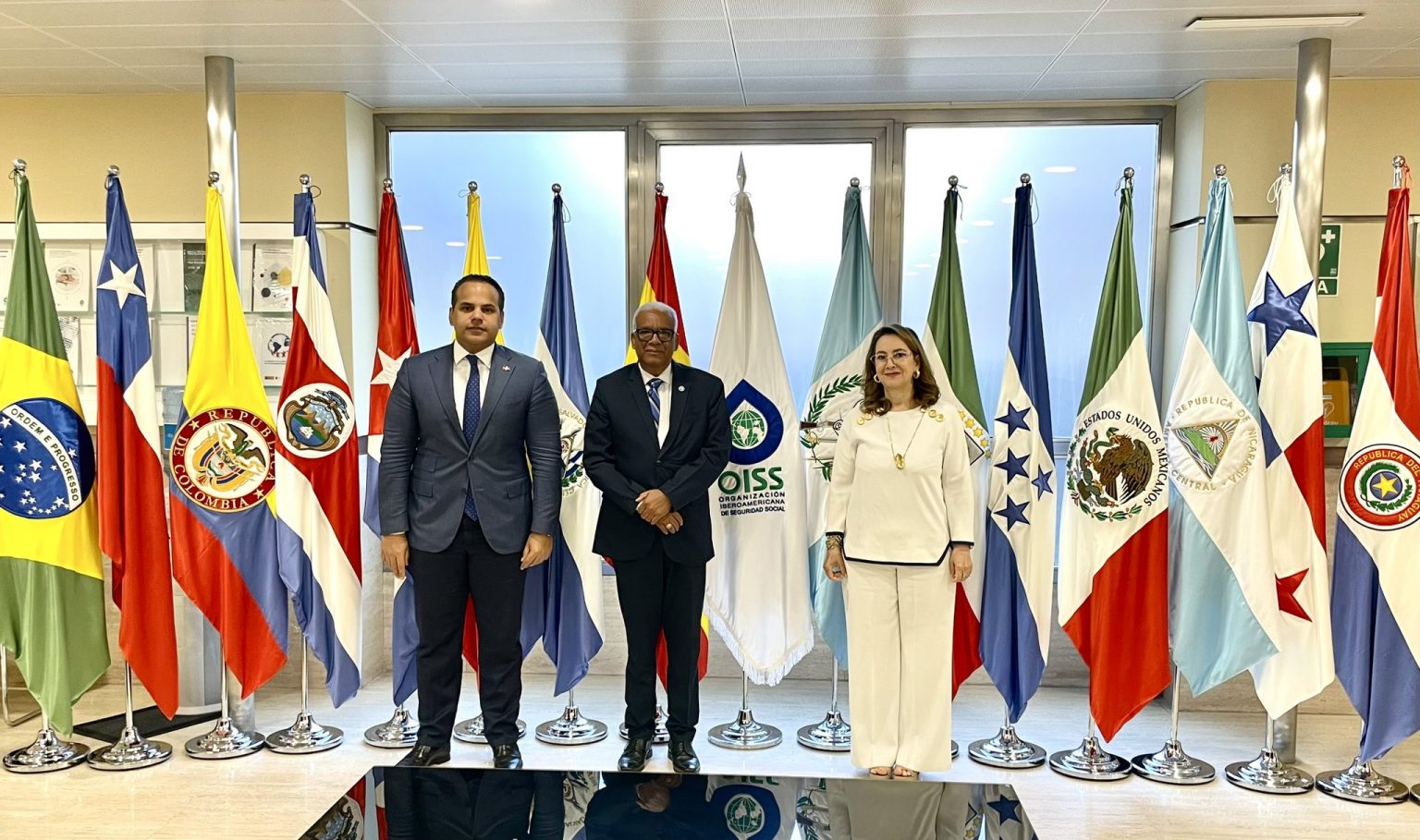 Fotografía con autoridades dominicanas en visita a la OISS