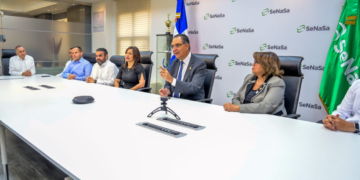 Doctor Santiago Hazim junto al gabinete gerencial (Archivo de LaSeguridadSocial.Do)