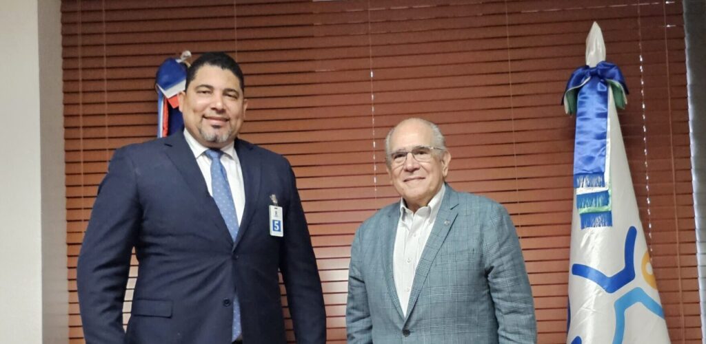 Fotografía del licenciado Kinller Moquete, presidente de la Asociación de Egresados de la OISS y del Dr. Jesús Feris Iglesias, Superintendente de Salud y Riesgos Laborales.