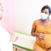 Foto de Mujer Embarazada realizándose Chequeo.