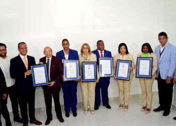 Fotografía de las Autoridades del IDOPPRIL muestran orgullosos los certificados de sus sistemas de gestión certificados ISO por AENOR (LaSeguridadSocial.Do)