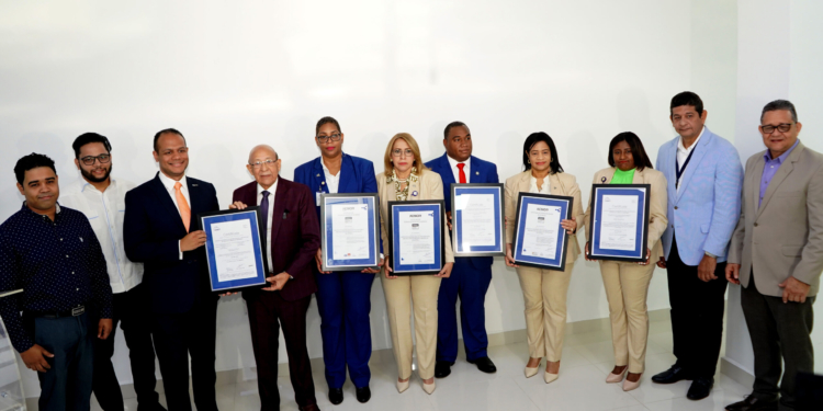 Fotografía de las Autoridades del IDOPPRIL muestran orgullosos los certificados de sus sistemas de gestión certificados ISO por AENOR (LaSeguridadSocial.Do)