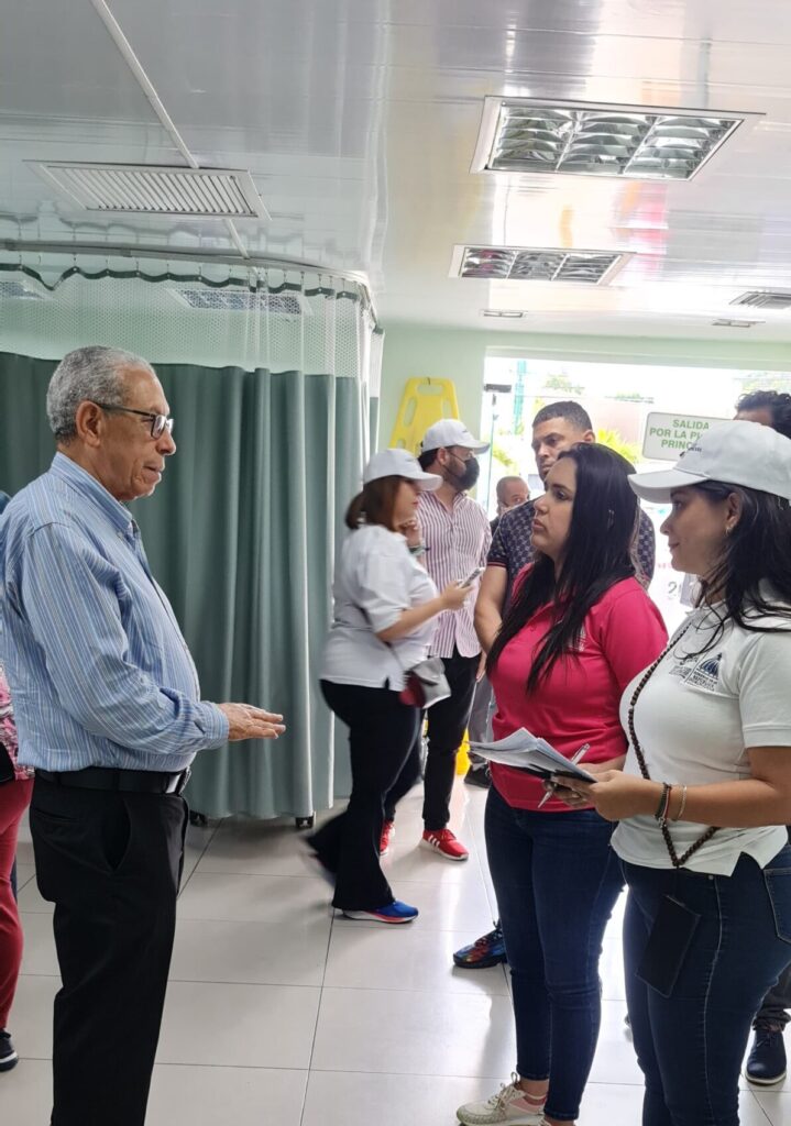 Fotografía de Carolina Serrata mientras entrevistaba a pacientes en los centros de salud.