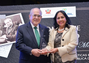 El Dr. Jesús Feris Iglesias, superintendente de la SISALRIL, entrega el reconocimiento a la Sra. Embajadora del Perú en el país, María Cecilia Rozas Ponce de León, quien a nombre de la familia Rebagliati Martins recibió el reconocimiento otorgado por la SISALRIL. (LaSeguridadSocial.Do)