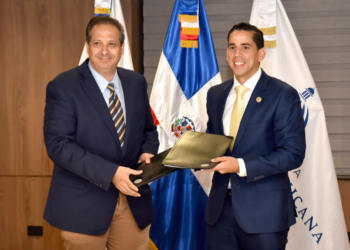 Fotografía del Ministro de Salud Pública, D. Víctor Atallah y el Dr. Edward Guzmán, Gerente General del CNSS (LaSeguridadSocial.Do), tras la firma del convenio.
