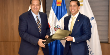 Fotografía del Ministro de Salud Pública, D. Víctor Atallah y el Dr. Edward Guzmán, Gerente General del CNSS (LaSeguridadSocial.Do), tras la firma del convenio.