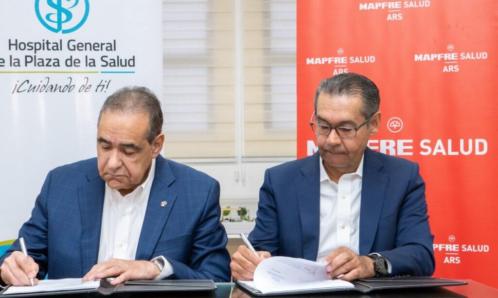 Fotografía del momento en que el Dr. Andrés Mejía, CEO de MAPFRE firma alianza estratégica con el Hospital General de la Plaza de la Salud (HGPS). Fotografía de archivo de LaSeguridadSocial.Do