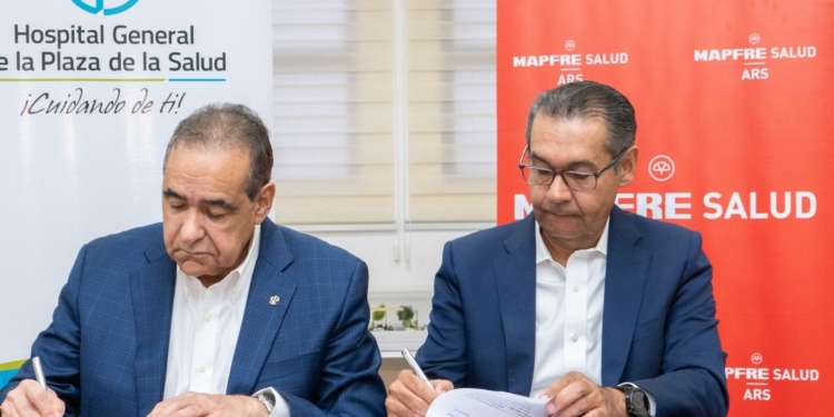 Fotografía del momento en que el Dr. Andrés Mejía, CEO de MAPFRE firma alianza estratégica con el Hospital General de la Plaza de la Salud (HGPS). Fotografía de archivo de LaSeguridadSocial.Do