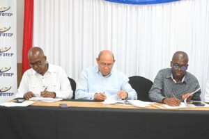 Fotografía del Director del INFOTEP y el Misnitro de Trabajo de Guyana mientras firman acuerdo. (Fotografía de @PaginaUno.Do)