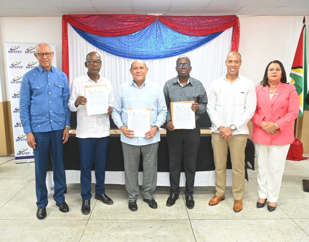 Fotografía del Director del INFOTEP y el ministro de Trabajo de Guyana, junto a otros funcionarios, muestran el acuerdo firmado. (Foto de PaginaUno.Do)