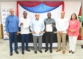 Fotografía del Director del INFOTEP y el ministro de Trabajo de Guyana, junto a otros funcionarios, muestran el acuerdo firmado. (Foto de PaginaUno.Do)