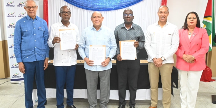 Fotografía del Director del INFOTEP y el ministro de Trabajo de Guyana, junto a otros funcionarios, muestran el acuerdo firmado. (Foto de PaginaUno.Do)