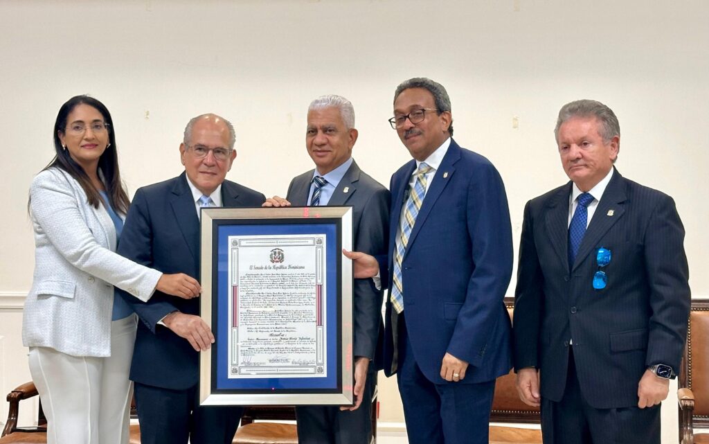 Fotografía de Dr. Jesús Feris Iglesias mientras recibe de manos del presidente del Senado de la República, el reconocimiento a su trayectoria profesional. (Foto de LaSeguridadSocial.Do)