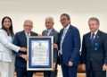 Fotografía de Dr. Jesús Feris Iglesias mientras recibe de manos del presidente del Senado de la República, el reconocimiento a su trayectoria profesional. (Foto de LaSeguridadSocial.Do)