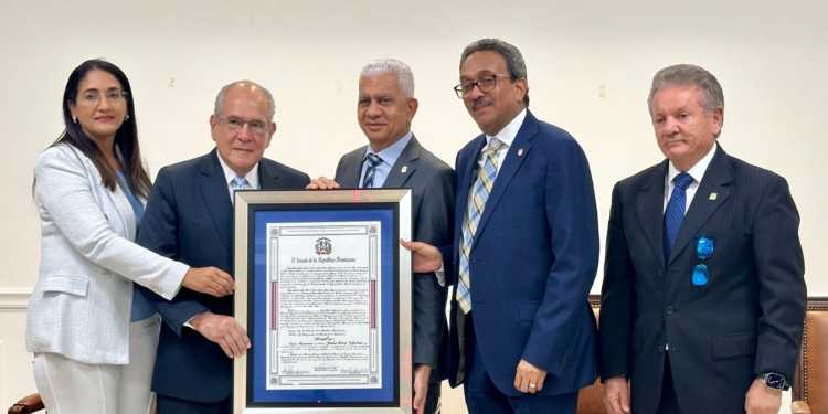 Fotografía de Dr. Jesús Feris Iglesias mientras recibe de manos del presidente del Senado de la República, el reconocimiento a su trayectoria profesional. (Foto de LaSeguridadSocial.Do)