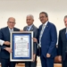 Fotografía de Dr. Jesús Feris Iglesias mientras recibe de manos del presidente del Senado de la República, el reconocimiento a su trayectoria profesional. (Foto de LaSeguridadSocial.Do)