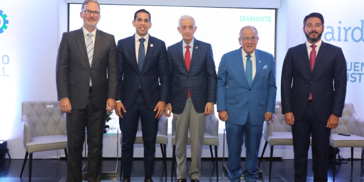 Autoridades de la Seguridad Social participantes en el el panel.