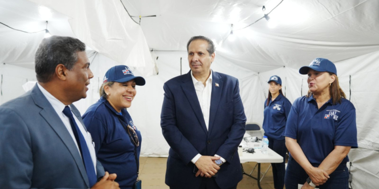 Fotografía del Dr. Víctor Atallah mientras pasa inspección a las instalaciones. (Foto de LaSeguridadSocial.Do)