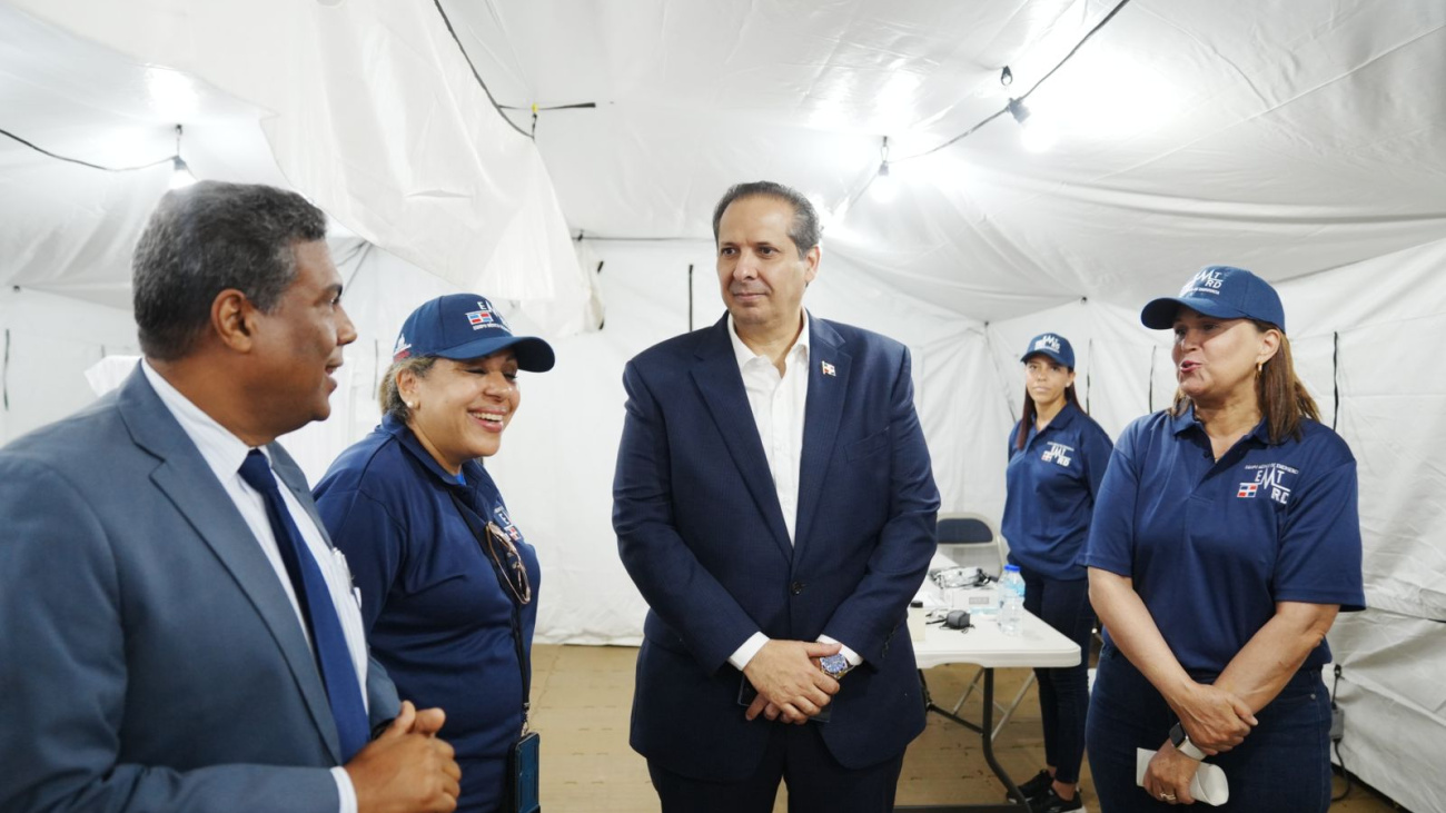 Fotografía del Dr. Víctor Atallah mientras pasa inspección a las instalaciones. (Foto de LaSeguridadSocial.Do)