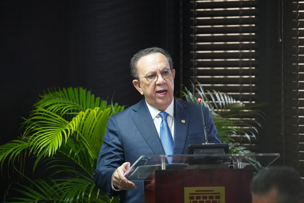 Fotografía de Héctor Valdez Albizu, Gobernador del Banco Central de la República Dominicana (LaSeguridadSocial.Do)