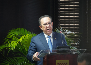 Fotografía de Héctor Valdez Albizu, Gobernador del Banco Central de la República Dominicana (LaSeguridadSocial.Do)