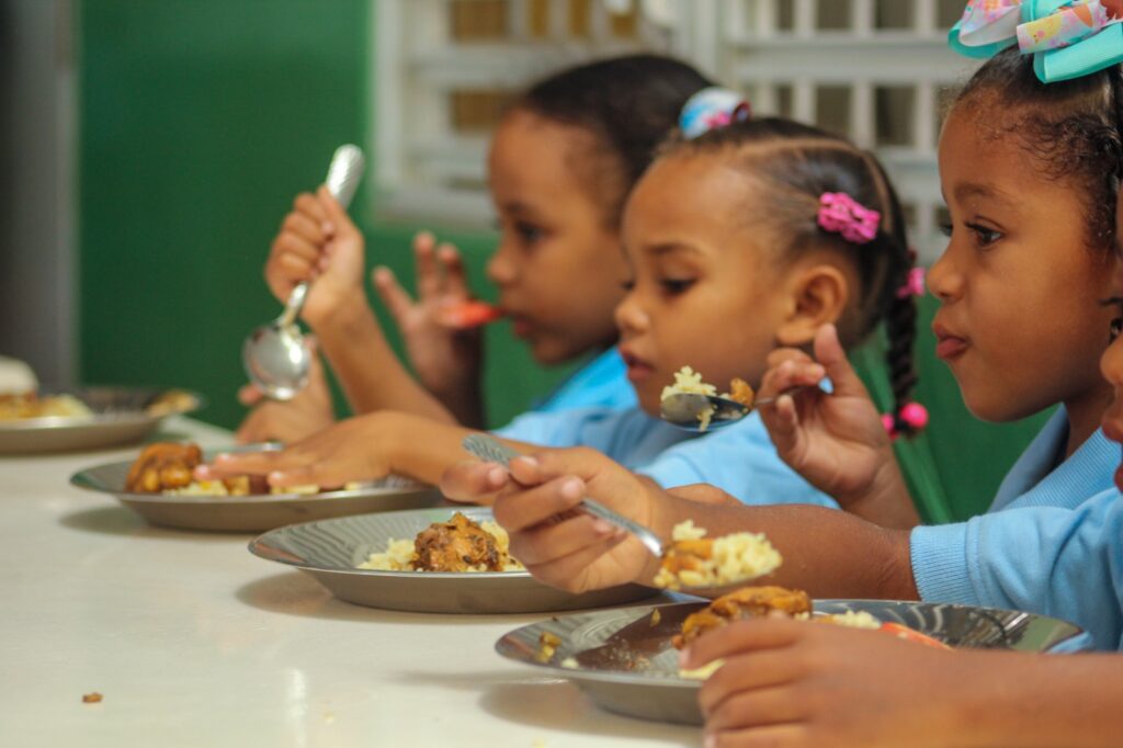 Fotografía de niños beneficiarios del programa de alimentación del INABIE (Foto de PaginaUno.Do)