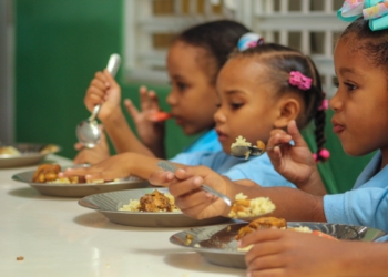 Fotografía de niños beneficiarios del programa de alimentación del INABIE (Foto de PaginaUno.Do)