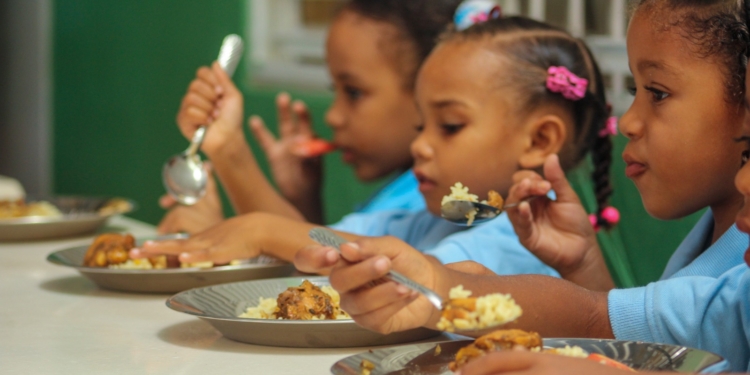 Fotografía de niños beneficiarios del programa de alimentación del INABIE (Foto de PaginaUno.Do)