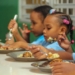 Fotografía de niños beneficiarios del programa de alimentación del INABIE (Foto de PaginaUno.Do)