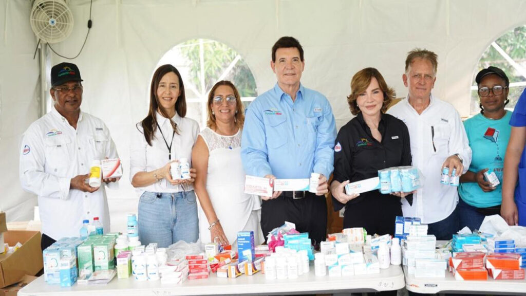 Fotografía de representantes de Supérate, Fundación Rica, SNS y CitiHope.