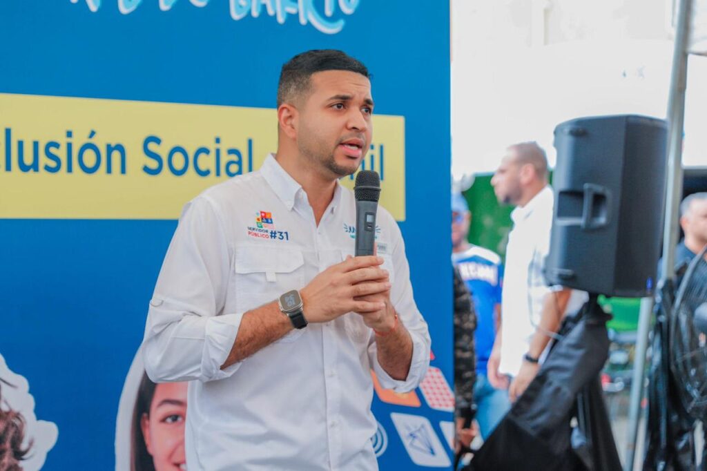 Fotografía del Carlos J. Valdez Matos, Ministro de la Juventud, mientras da las palabras de apertura de Juventud con B de Barrio en el Ensanche Capotillo. (Foto de LaSeguridadSocial.Do)