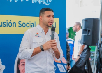 Fotografía del Carlos J. Valdez Matos, Ministro de la Juventud, mientras da las palabras de apertura de Juventud con B de Barrio en el Ensanche Capotillo. (Foto de LaSeguridadSocial.Do)