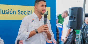 Fotografía del Carlos J. Valdez Matos, Ministro de la Juventud, mientras da las palabras de apertura de Juventud con B de Barrio en el Ensanche Capotillo. (Foto de LaSeguridadSocial.Do)